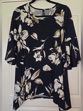 NWOT White Mark Navy Floral Flutter Bell Sleeve Top with White & Tan Accents Lrg